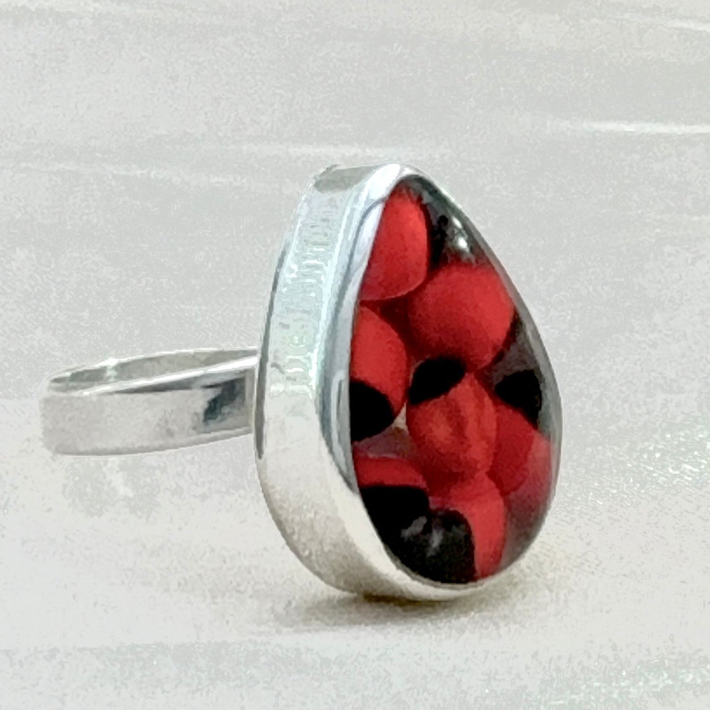 Bague Huayruro Goutte en argent – vue de profil du motif en huayruro