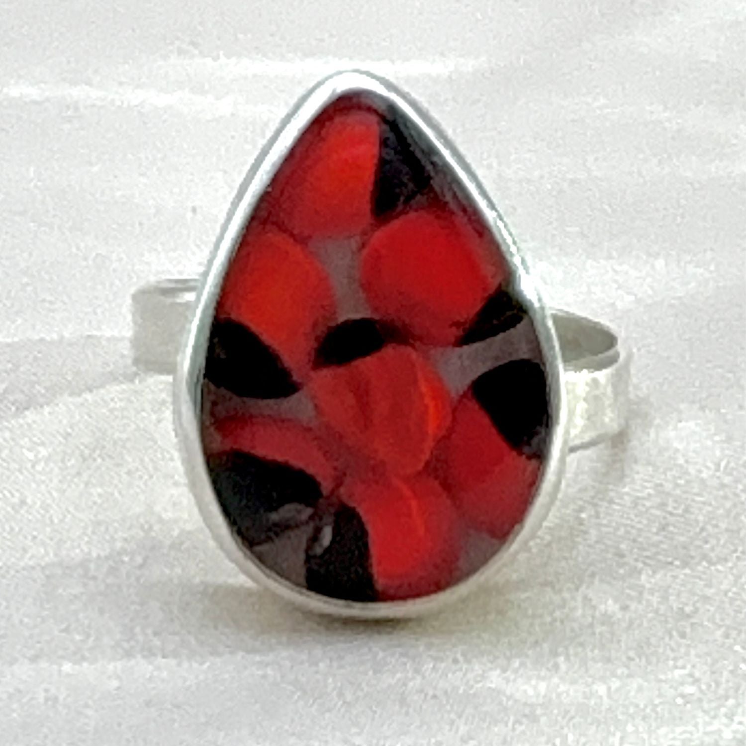 Bague Huayruro Goutte en argent avec graines de huayruro rouges et noires