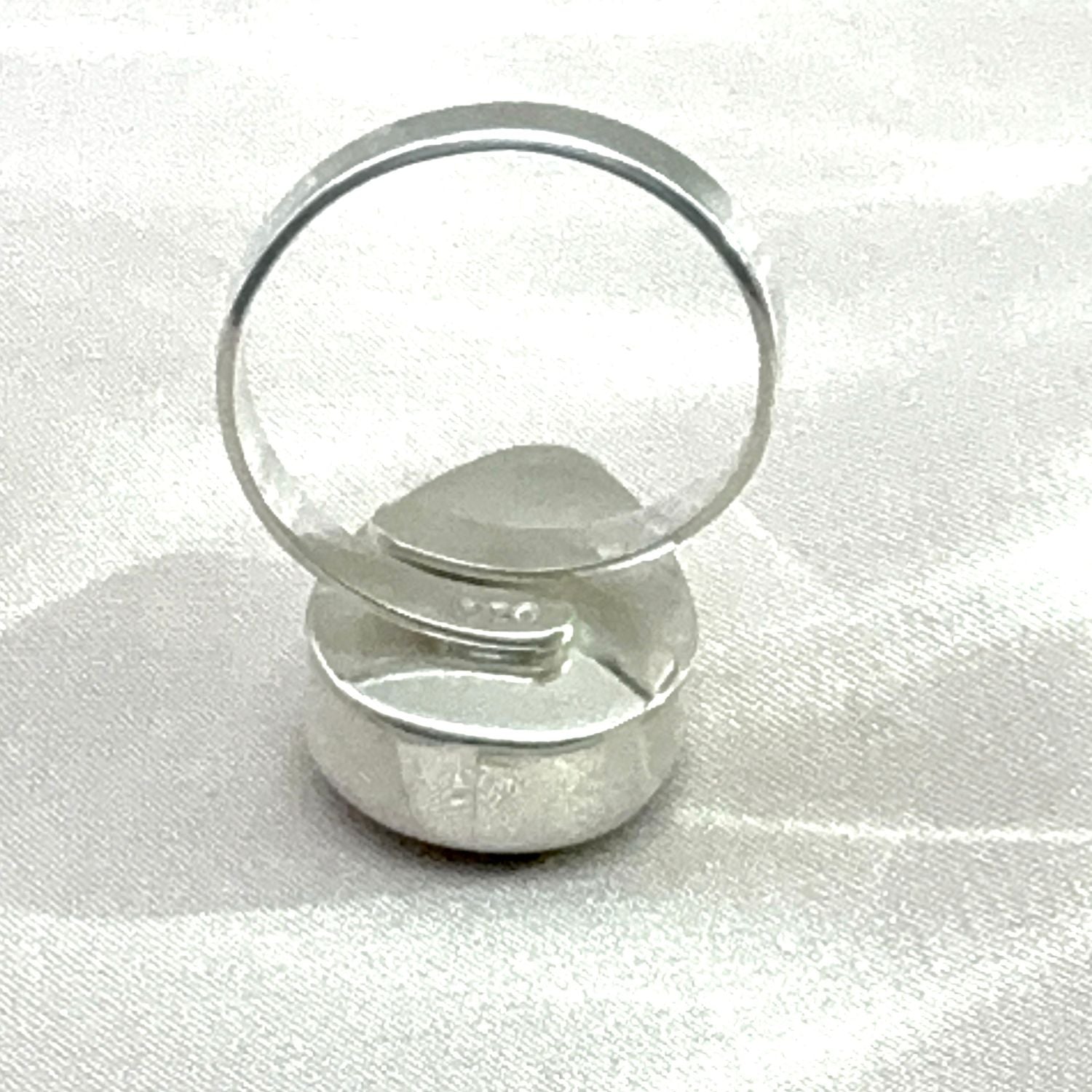 Bague Huayruro Goutte ajustable en argent – vue arrière de l’anneau
