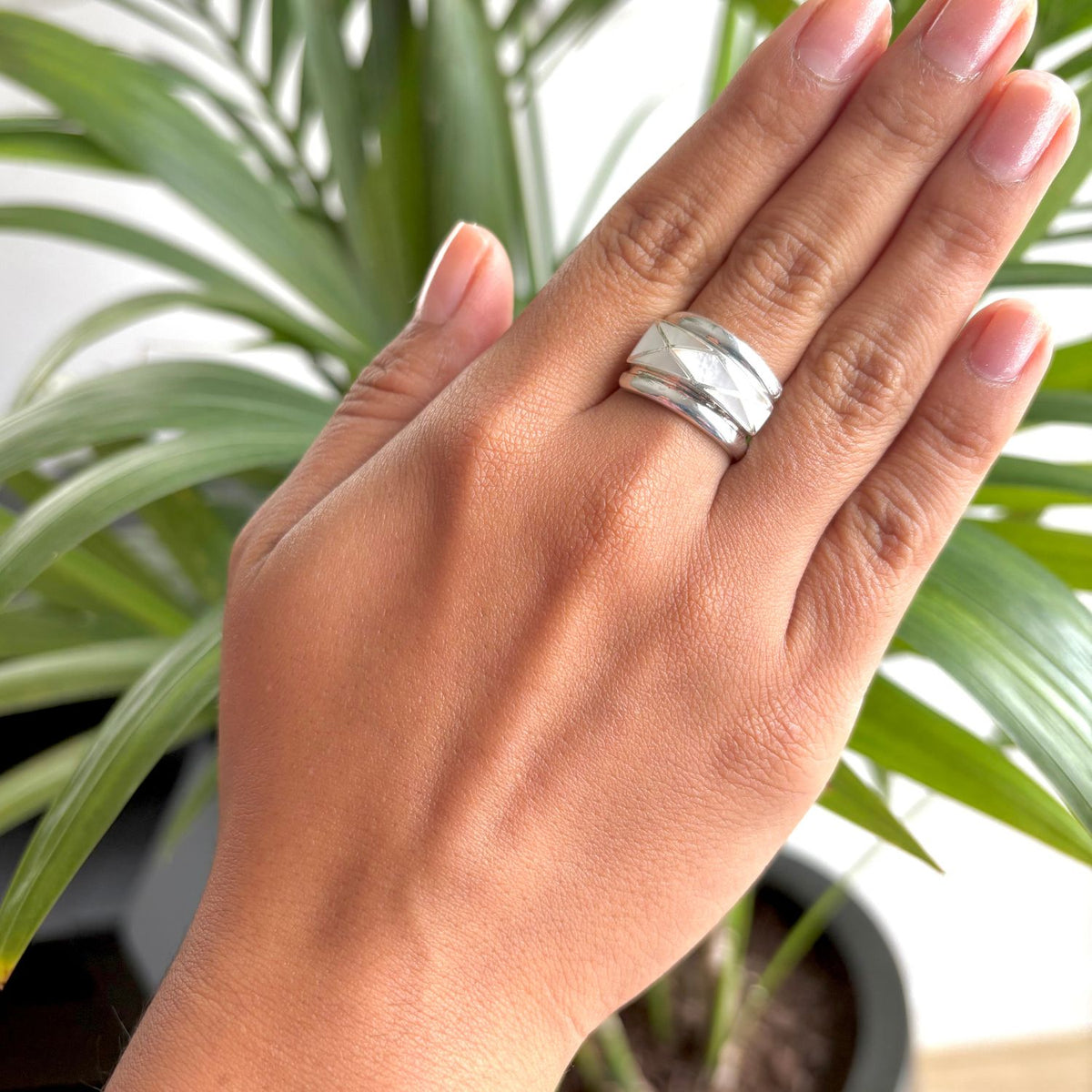Bague Linea en argent et nacre portée au doigt