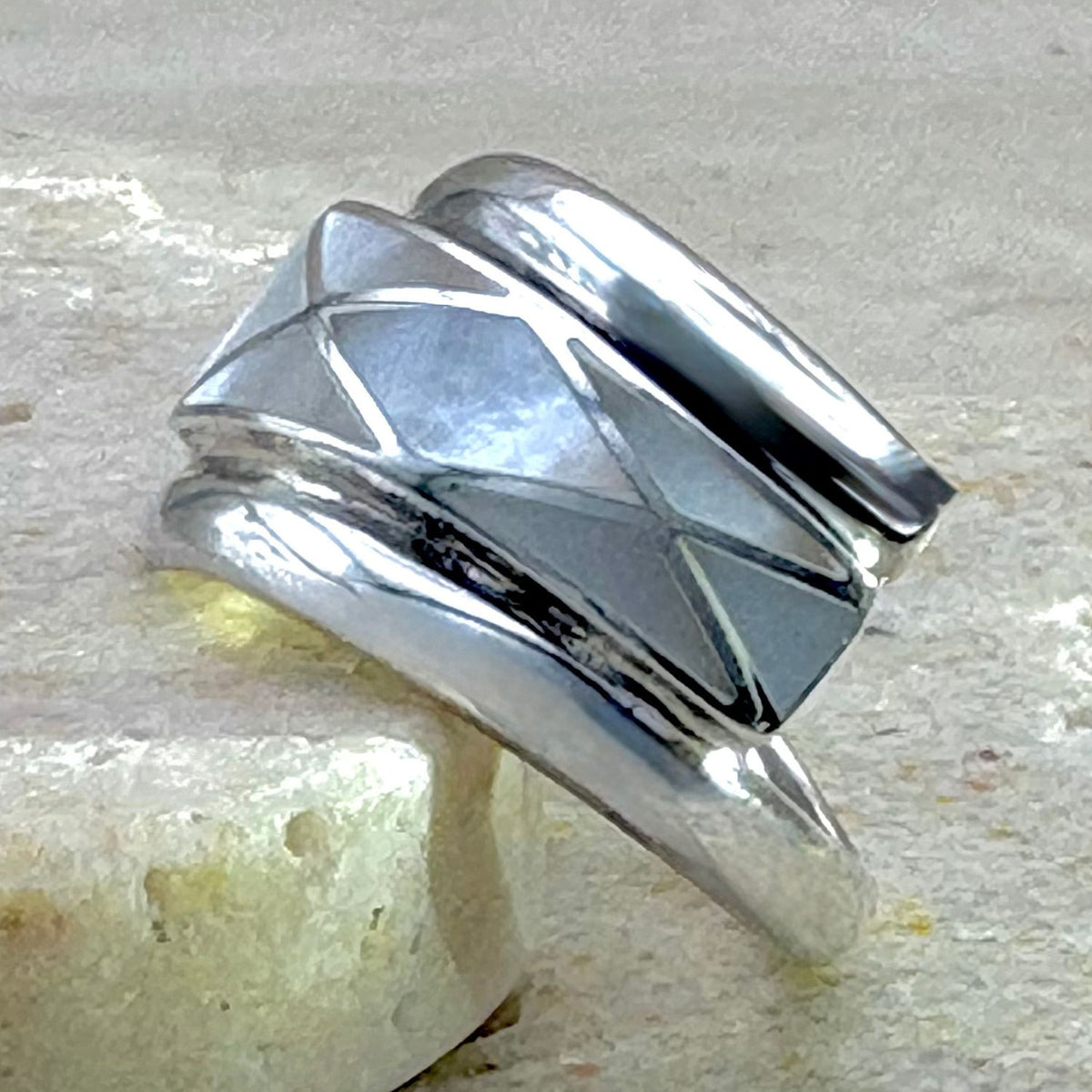 Bague Linea en argent et nacre – vue de profil