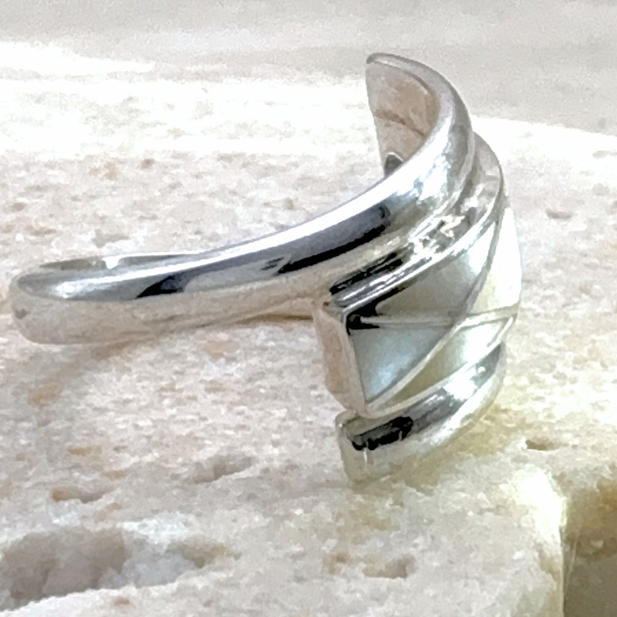 Détail du motif géométrique en nacre de la bague Linea