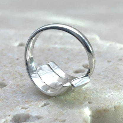 Bague Linea ajustable en argent – détail de l’anneau ouvert