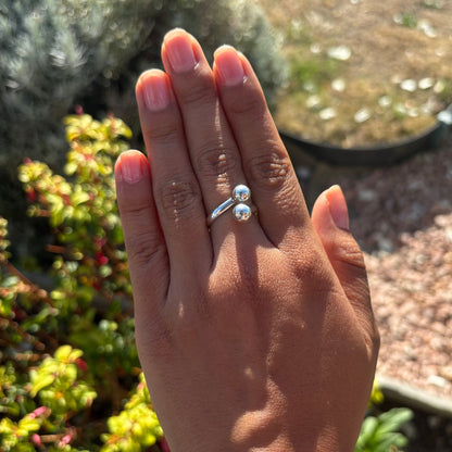 Bague Orbe ajustable en argent portée au doigt