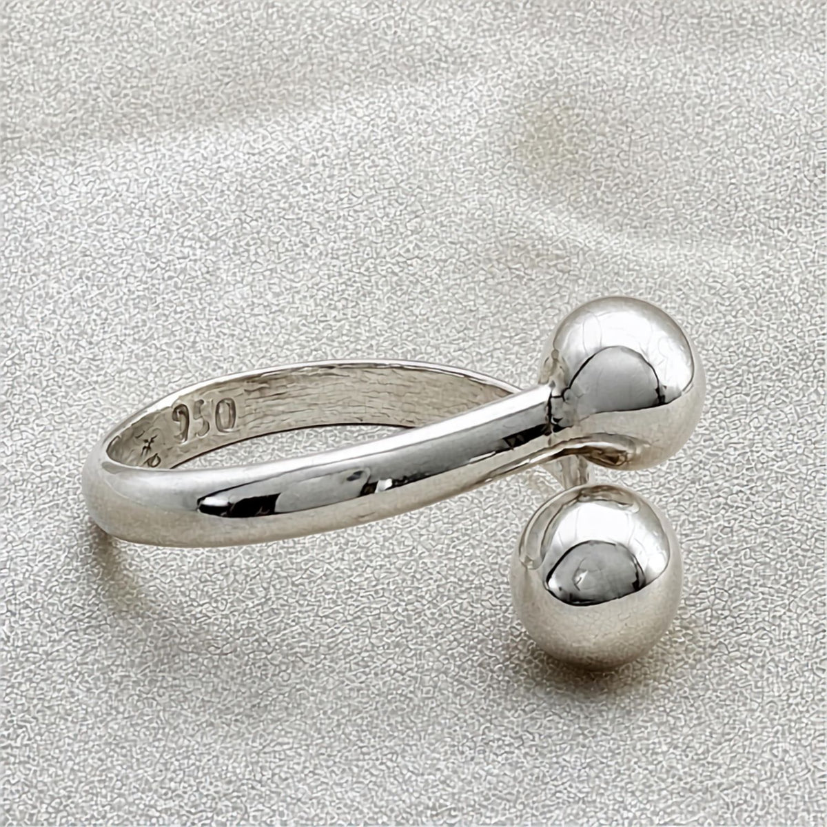 Bague Orbe en argent vue de profil avec anneau ouvert