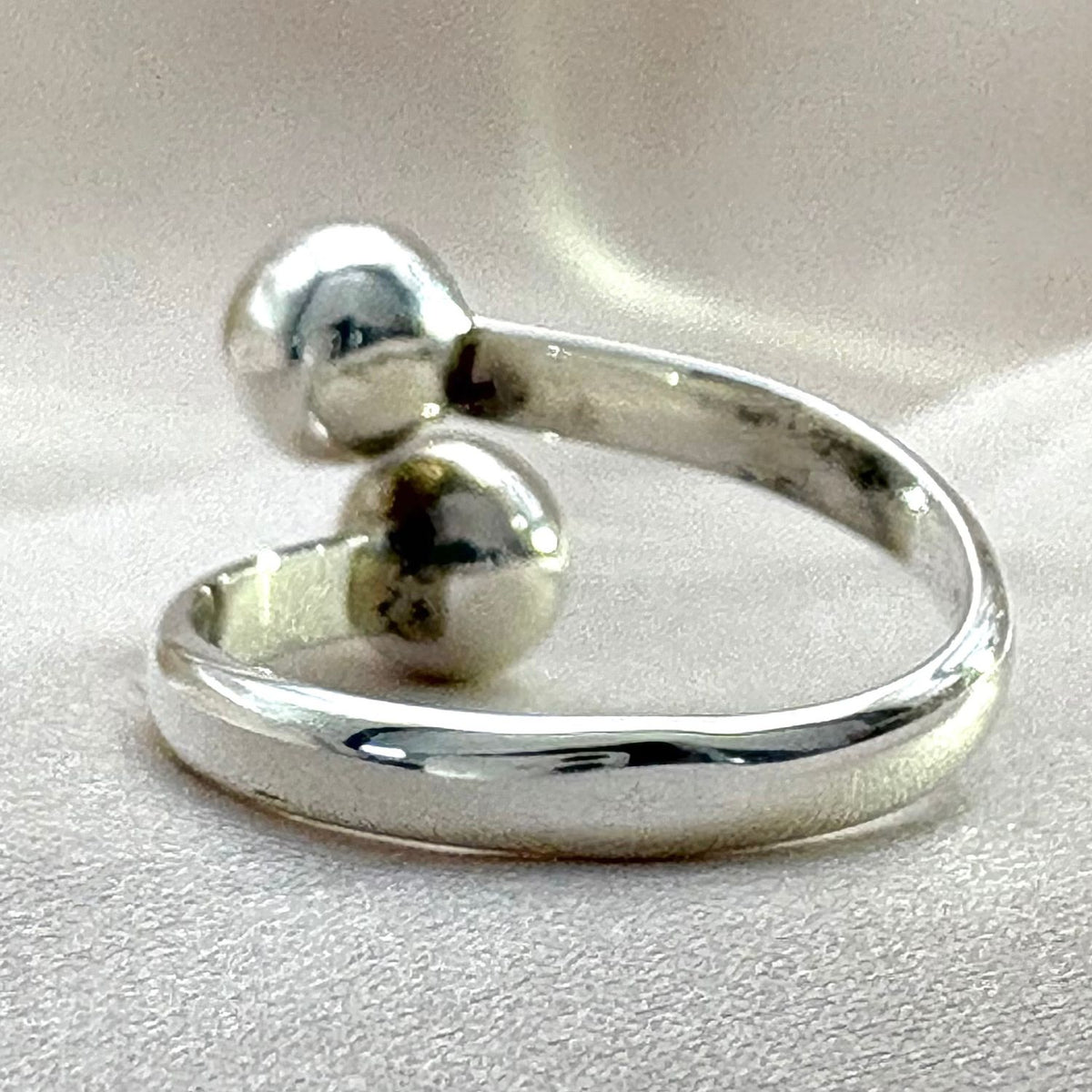 Bague Orbe ajustable en argent – détail de l’anneau ouvert