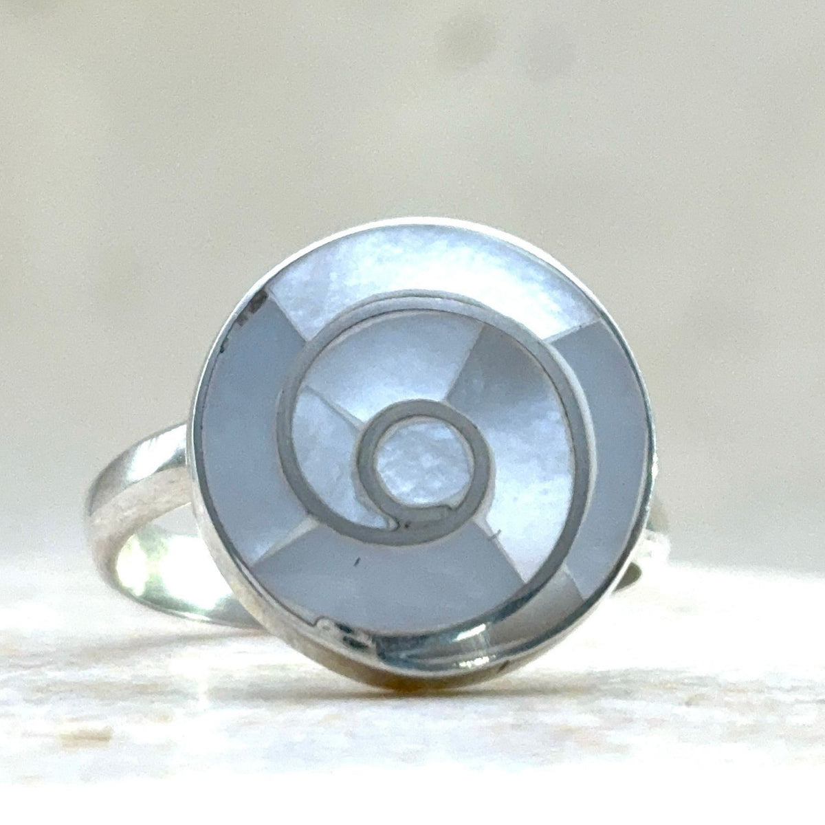 Bague Petit Spira ajustable en argent et nacre