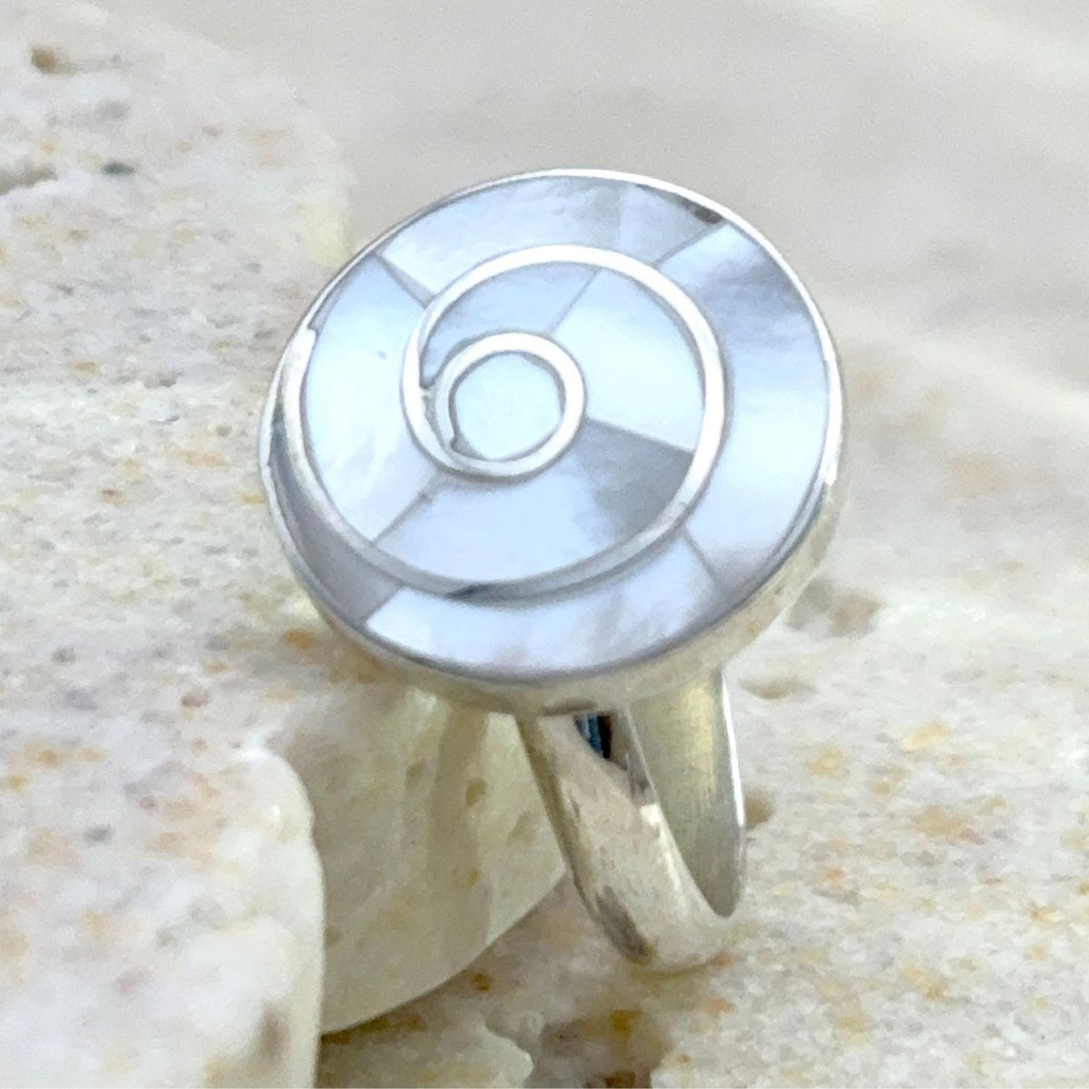 Bague Petit Spira ajustable en argent avec motif spirale en nacre