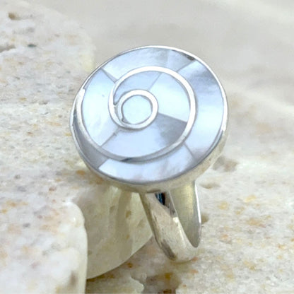 Bague Petit Spira ajustable en argent avec motif spirale en nacre