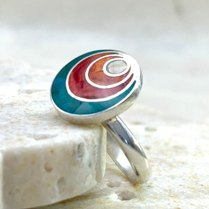 Détail de la Bague Petit Spira en argent et matières naturelles – Éclat multicolore