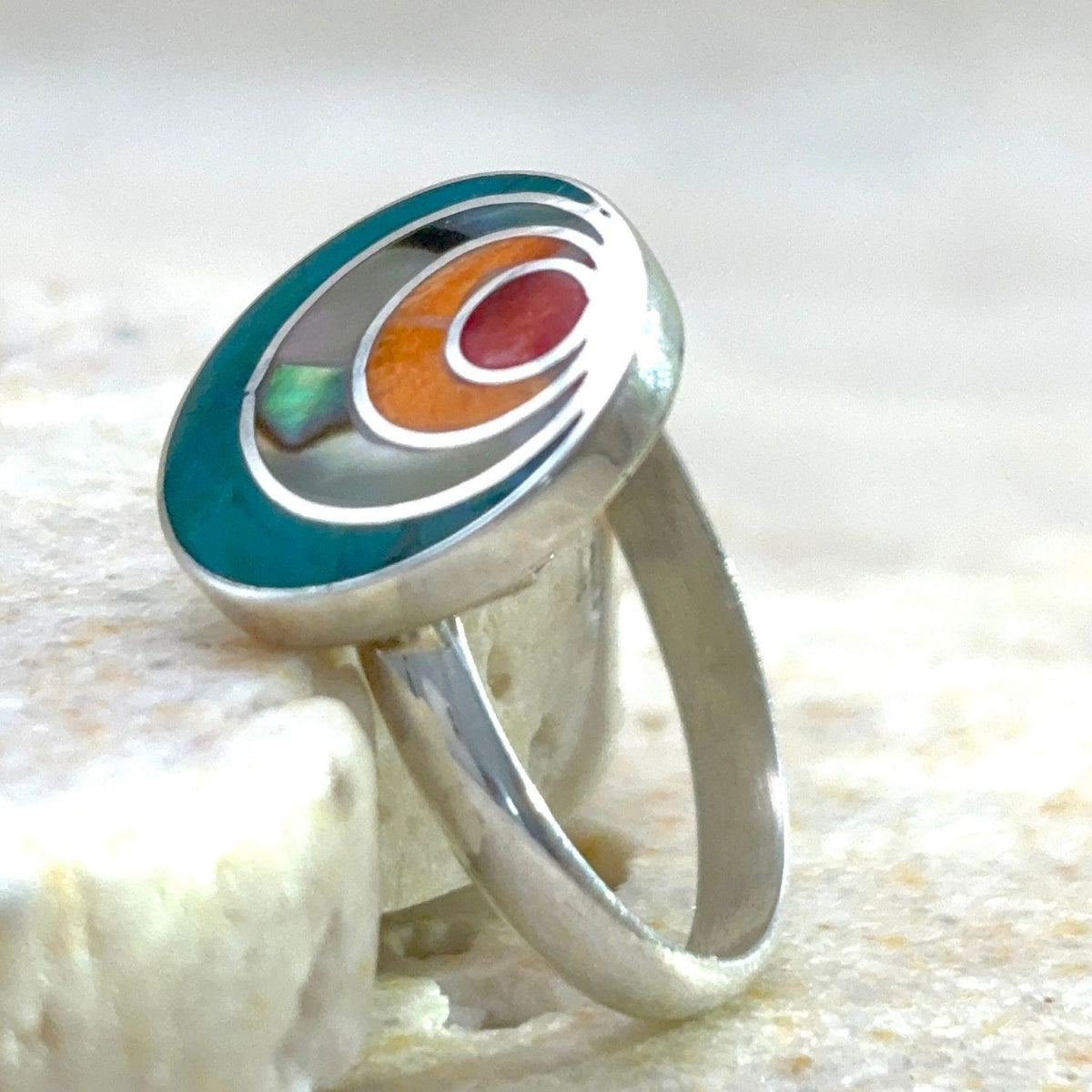 Détail de la Bague Petit Spira en argent et matières naturelles – Éclat d’abalone