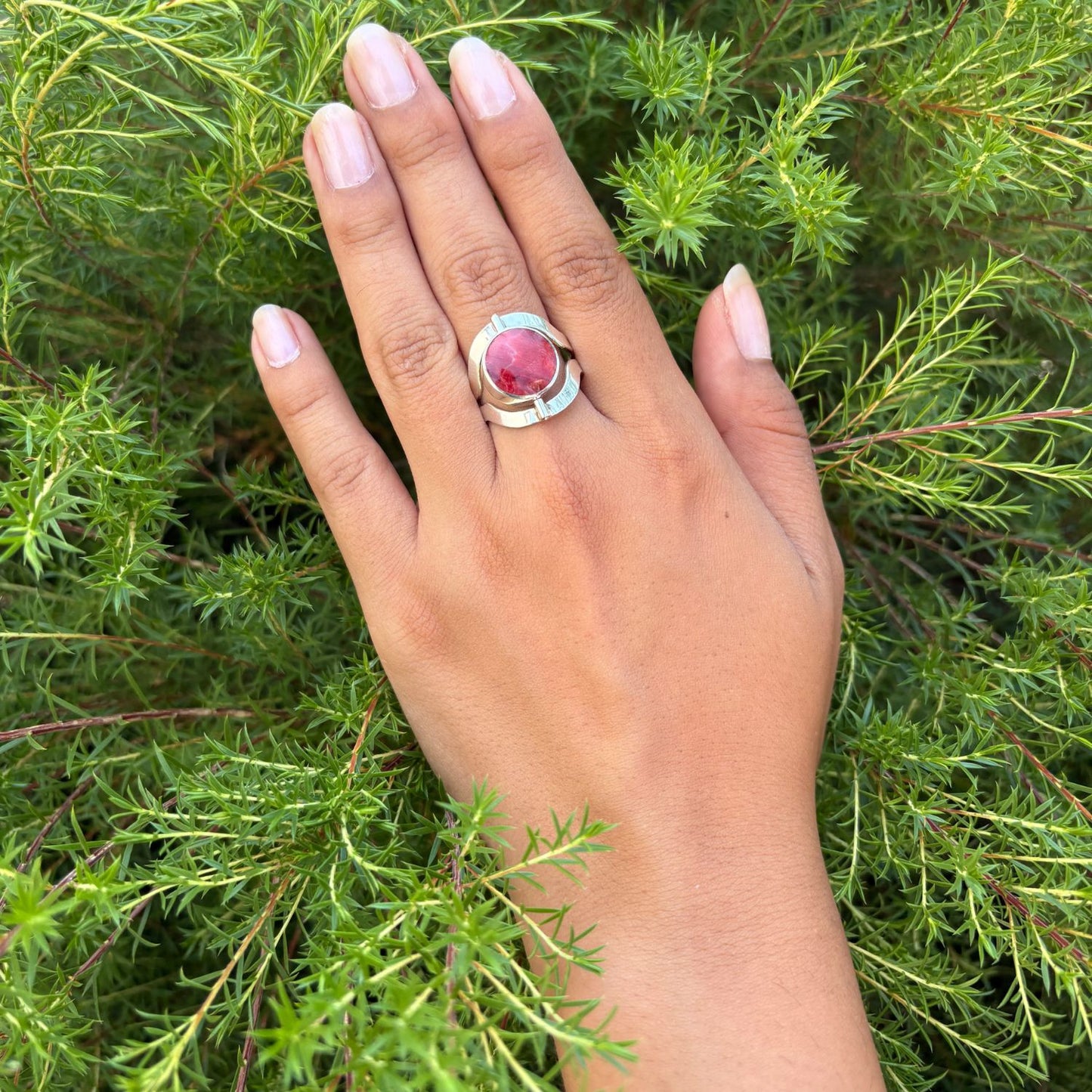 Bague Réversible en argent avec spondylus portée à la main