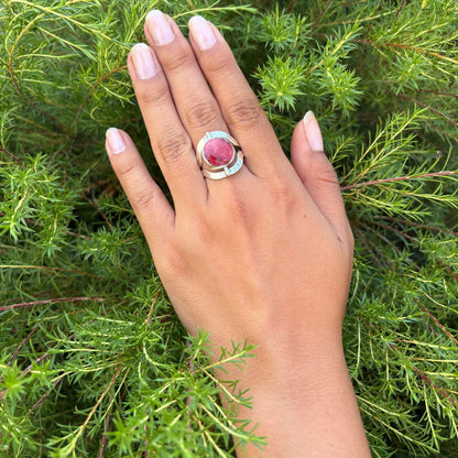 Bague Réversible en argent avec spondylus portée à la main