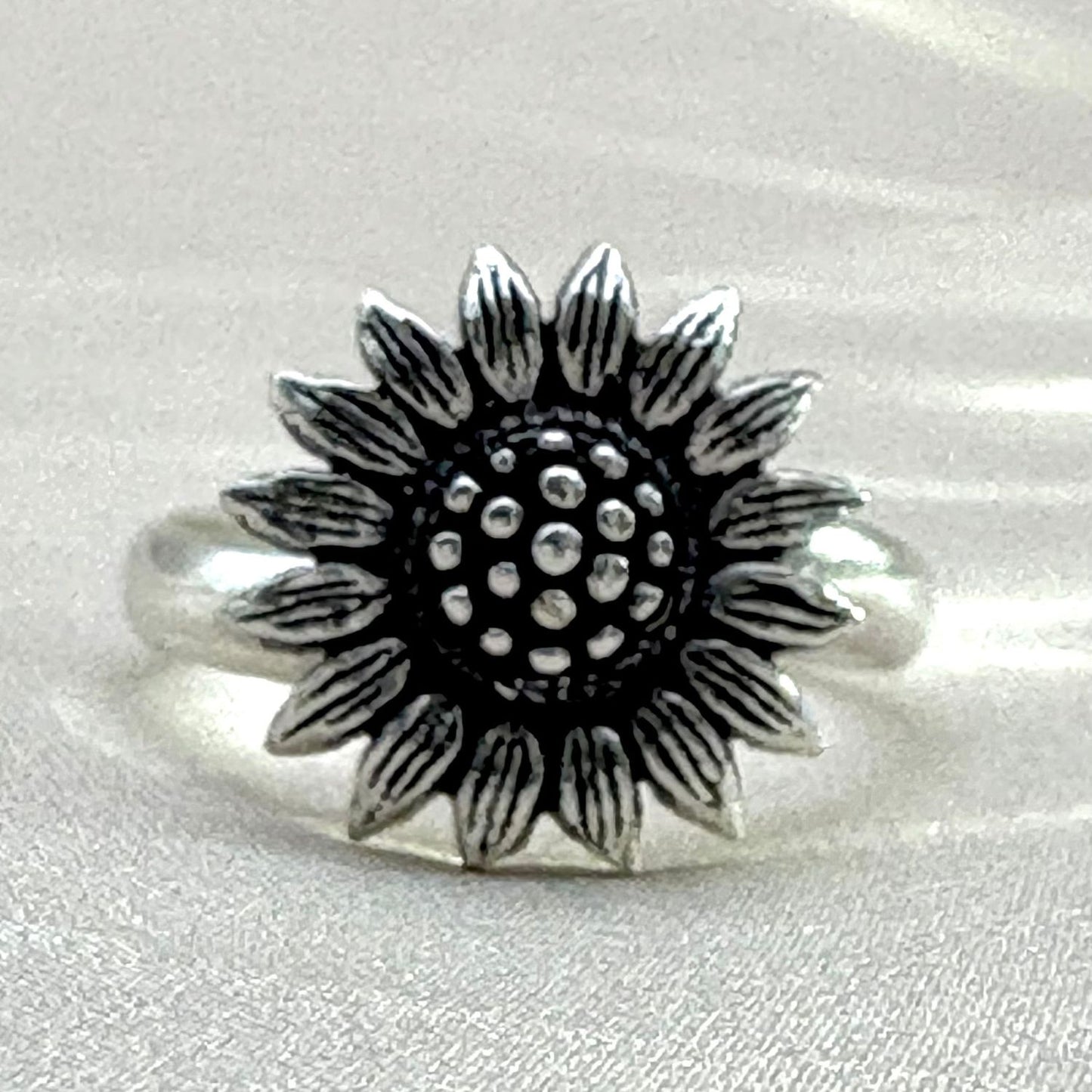 Bague Tournesol en argent – motif floral travaillé en relief