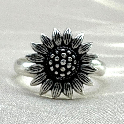 Bague Tournesol en argent – motif floral travaillé en relief