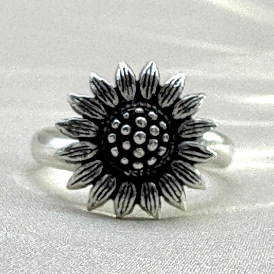 Bague Tournesol en argent – motif floral travaillé en relief