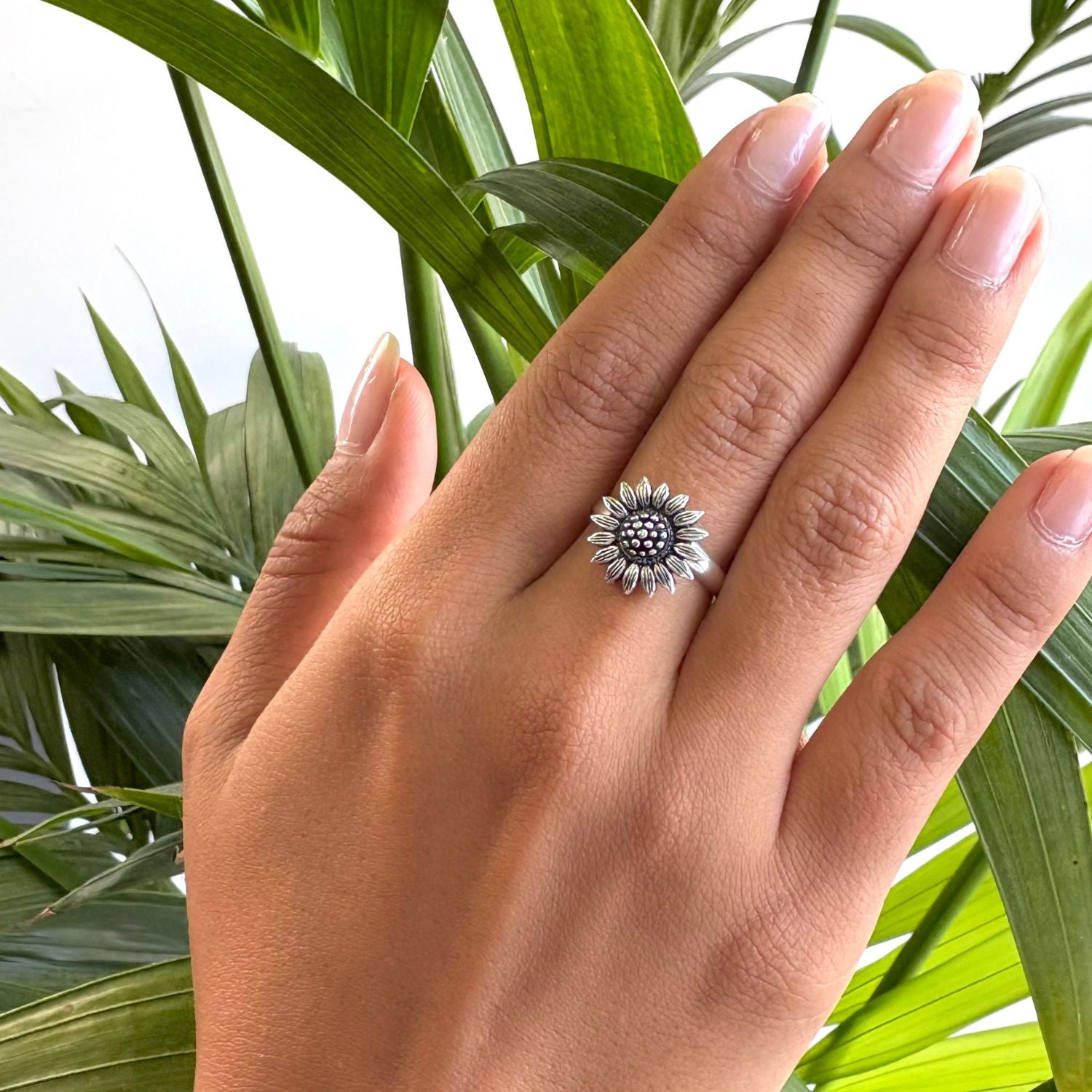 Bague Tournesol en argent portée à la main – vue du motif
