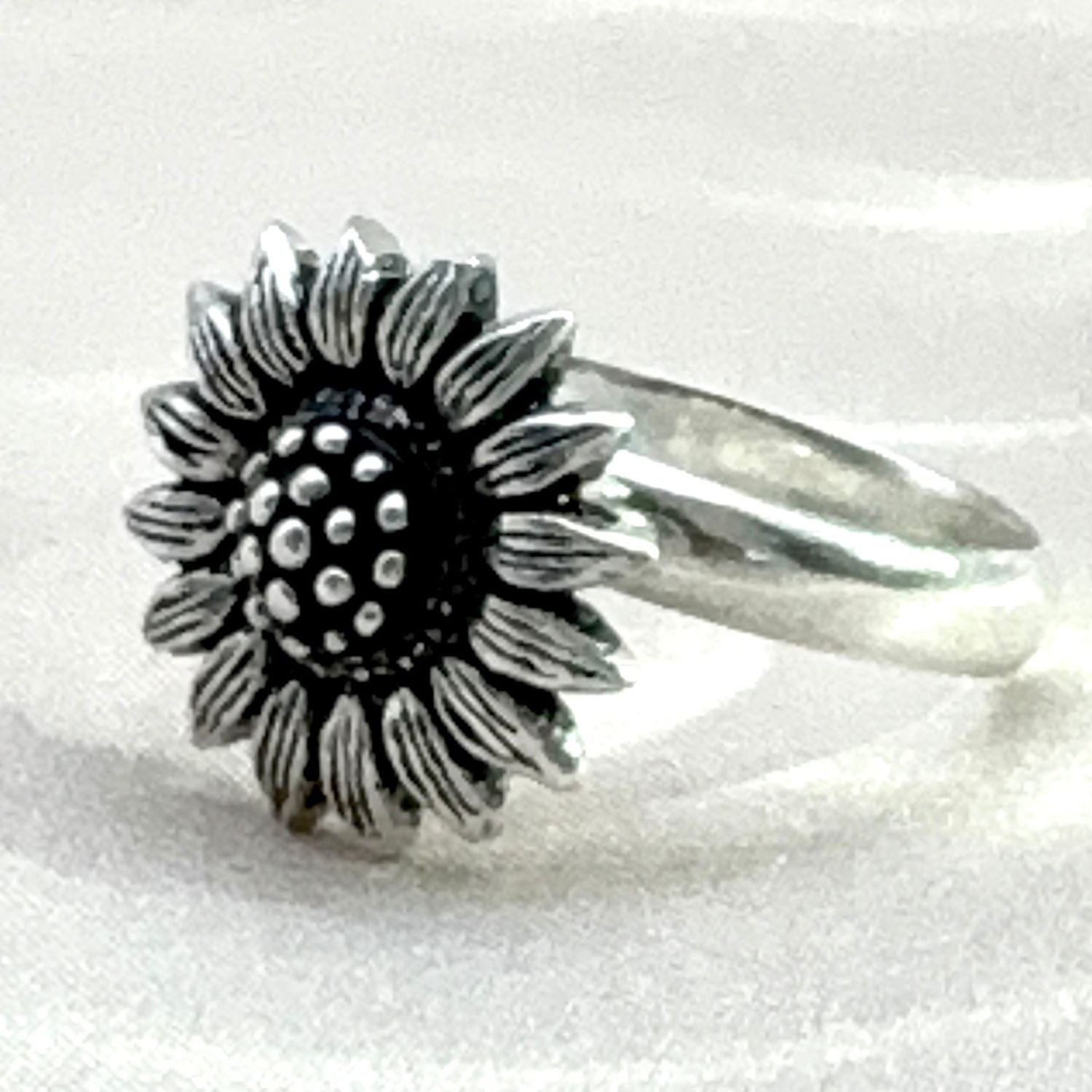 Bague Tournesol en argent – vue de profil et détail du relief