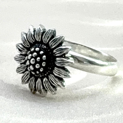 Bague Tournesol en argent – vue de profil et détail du relief