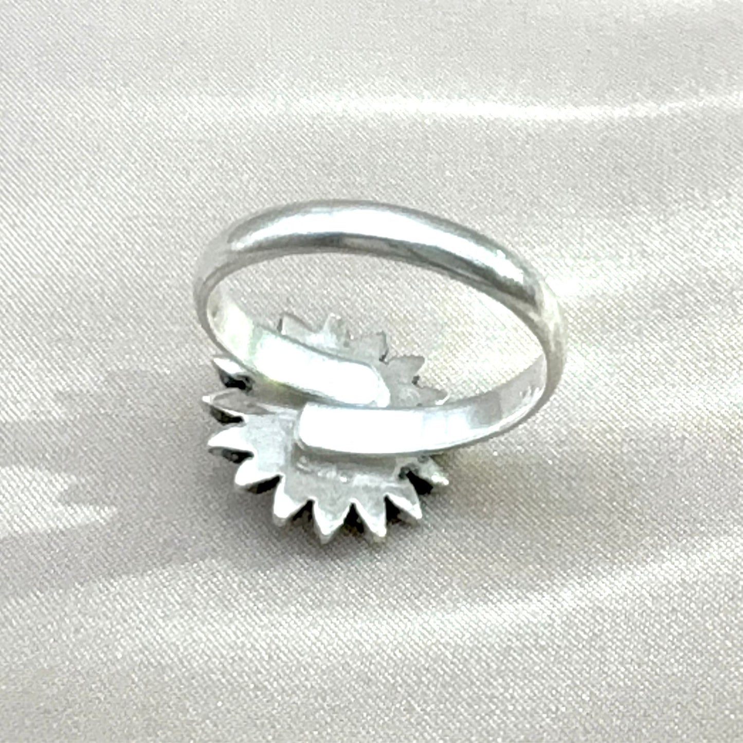 Bague Tournesol ajustable en argent – vue arrière de l’anneau 