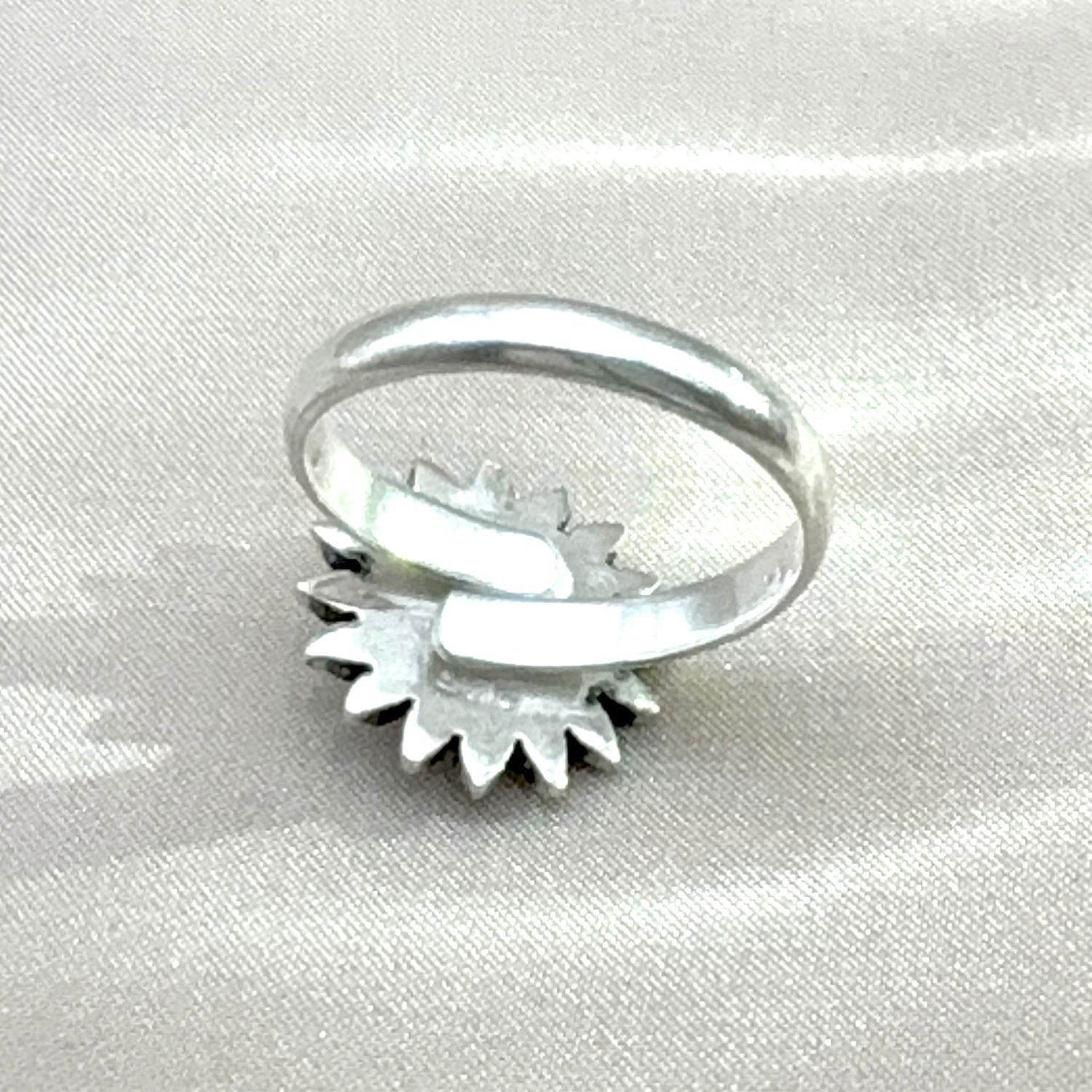 Bague Tournesol ajustable en argent – vue arrière de l’anneau 