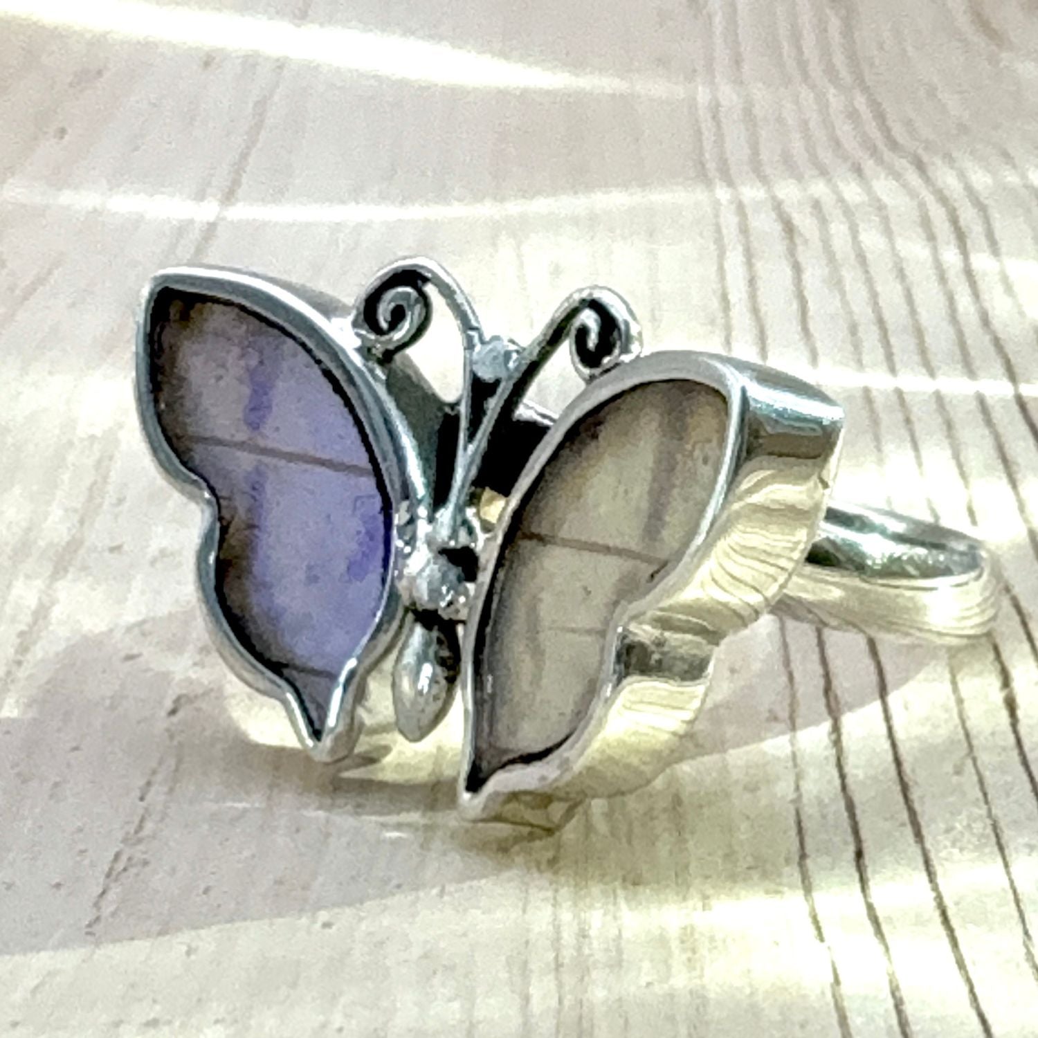 Bague Azura Délicate Violet irisé en argent vue de côté