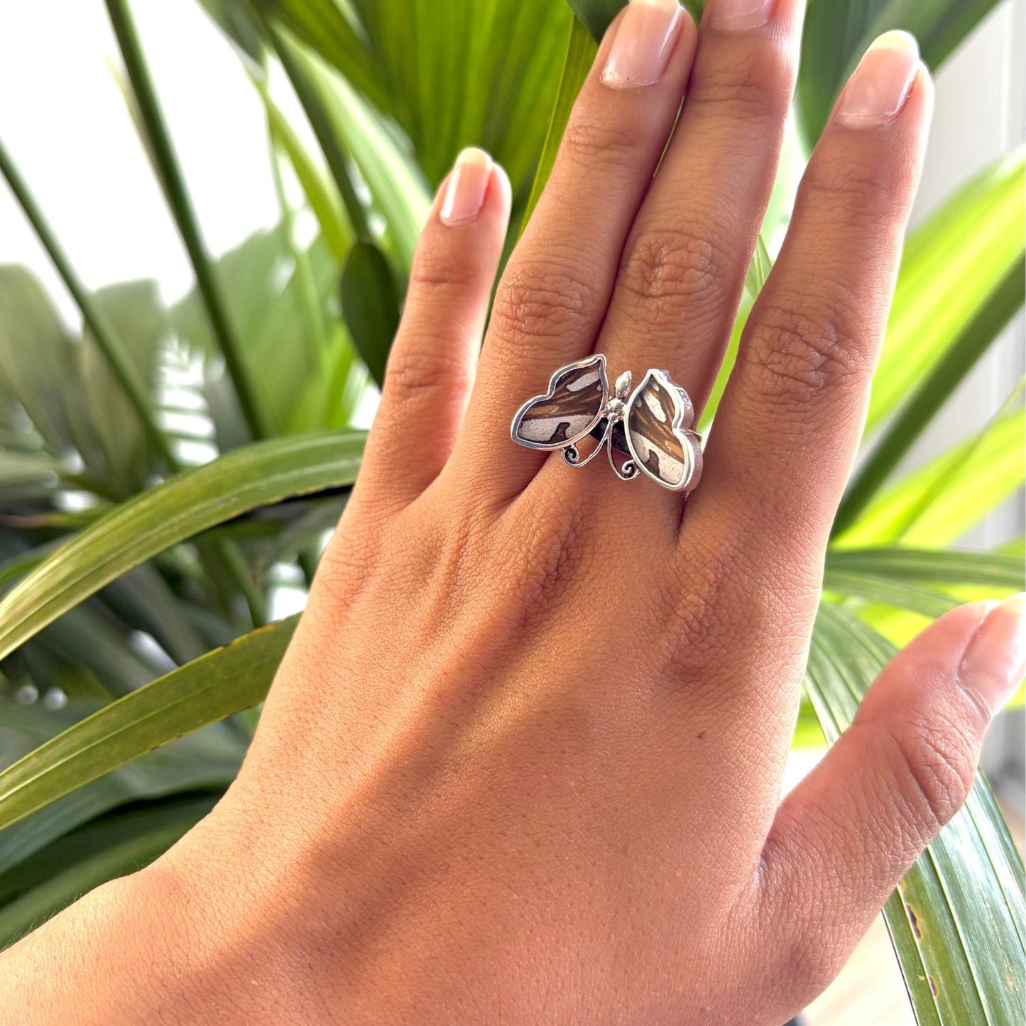 Bague Azura Délicate Brun nacre en argent portée à la main