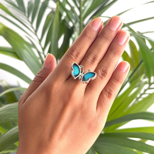 Bague Azura Délicate bleu céleste en argent portée à la main