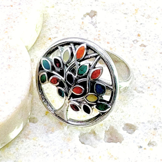 Bague Arboria en argent avec chrysocolle, sodalite, nacre et spondylus dans un motif arbre stylisé