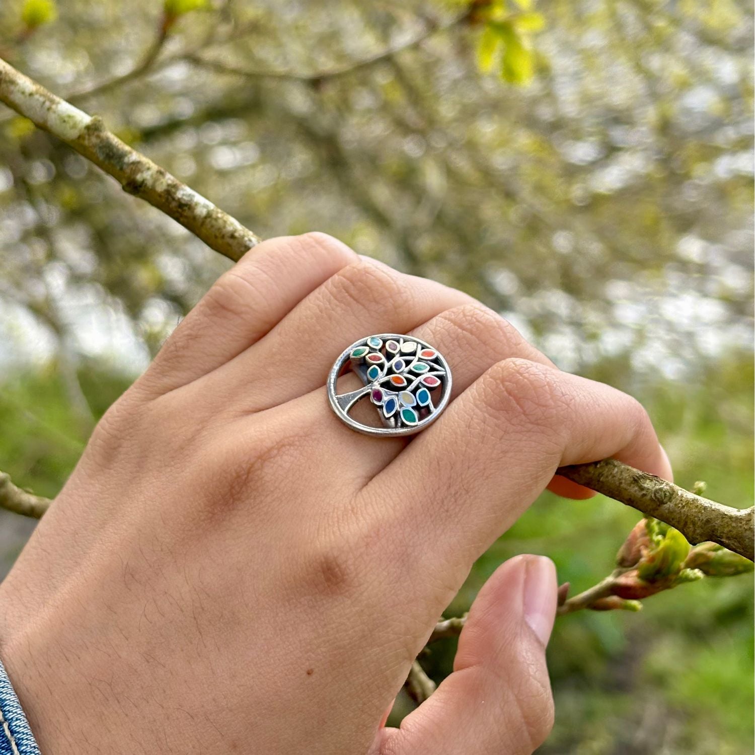 Bague Arboria portée mettant en valeur ses pierres naturelles aux nuances turquoise, bleues, jaunes et orange
