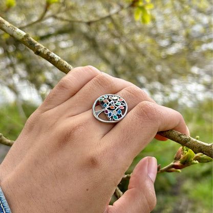 Bague Arboria portée mettant en valeur ses pierres naturelles aux nuances turquoise, bleues, jaunes et orange