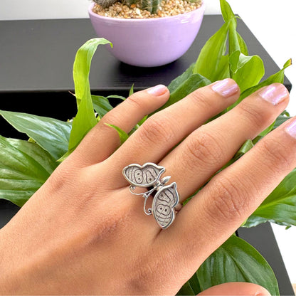 Bague Azura Délicate Brun ocellé en argent portée à la main
