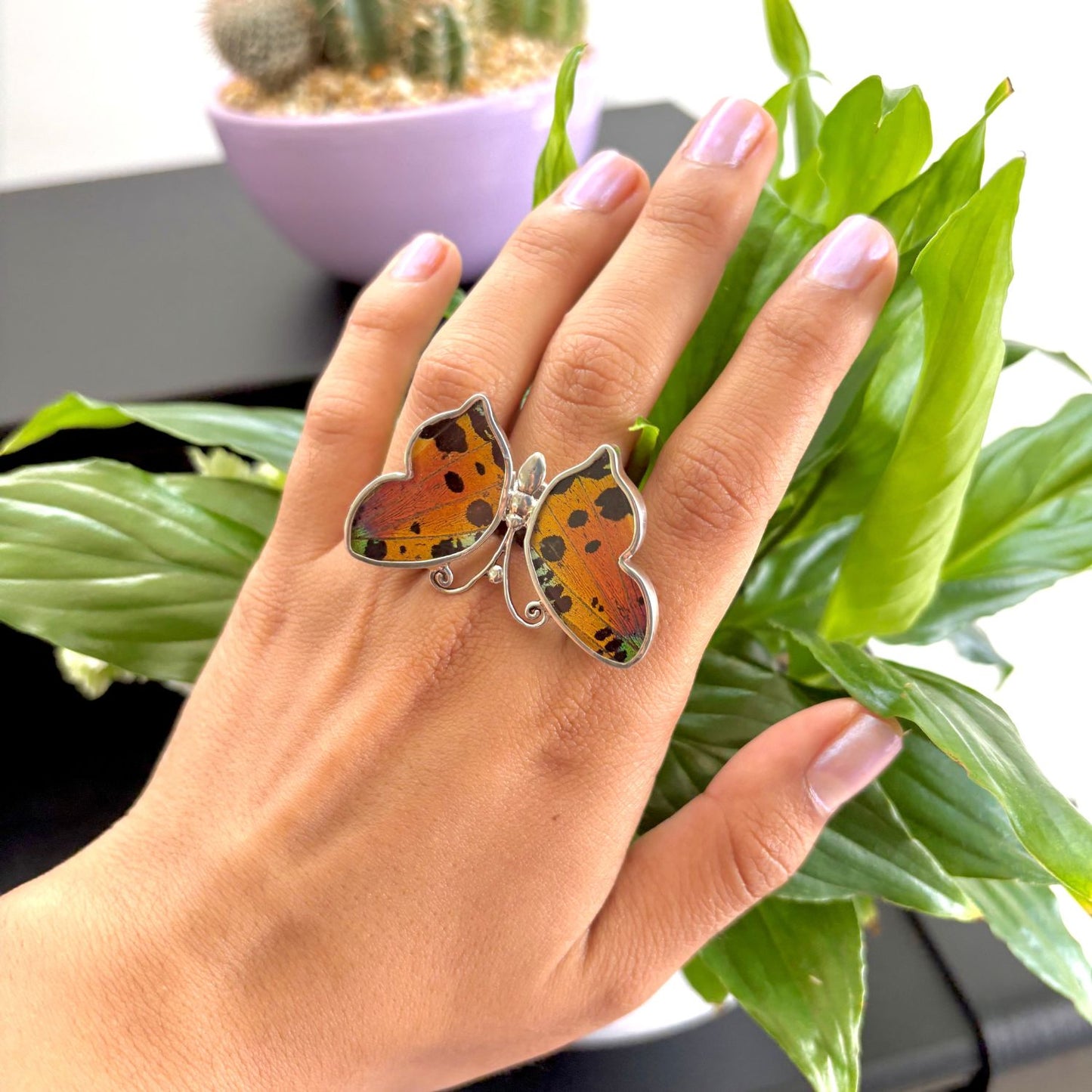 Bague Azura Majesté Ambre ocellé en argent portée à la main