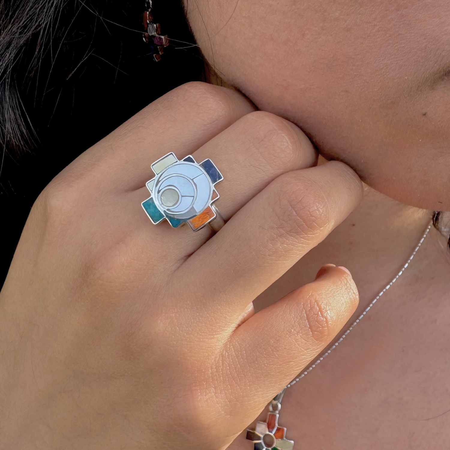 Bague contemporaine Chakana portée à la main