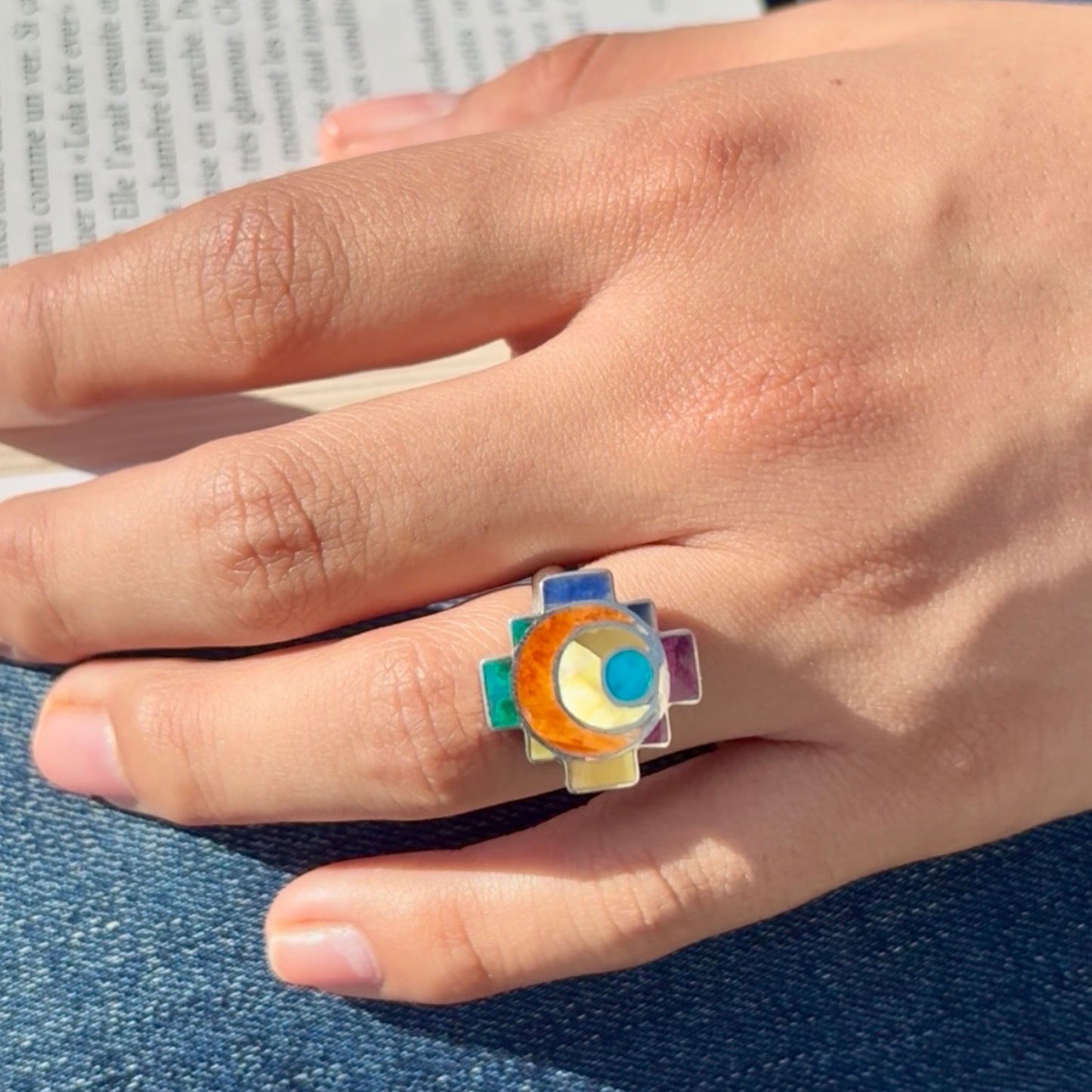 Bague contemporaine Chakana portée à la main
