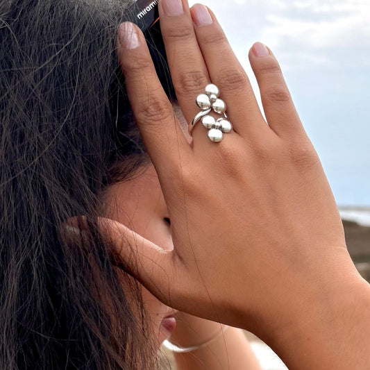 Bague Duo Fleur en argent au doigt