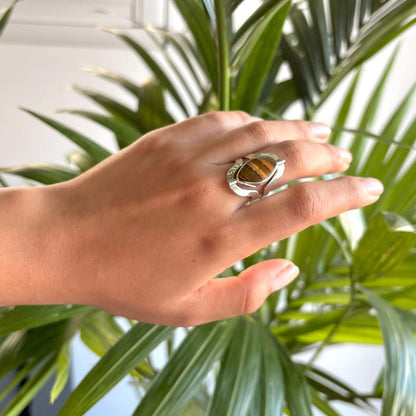 Bague Duo réversible en argent et pierres naturelles portée à la main