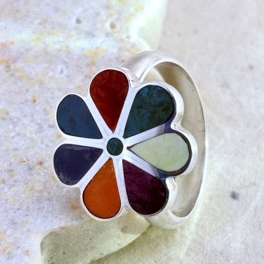 Bague Flora en argent avec chrysocolle, sodalite, nacre et spondylus dans un motif fleur
