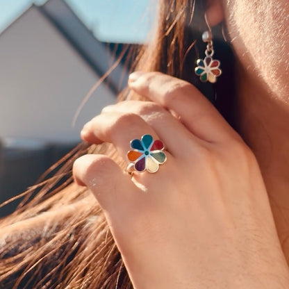 Bague Flora portée mettant en valeur ses pierres naturelles multicolores
