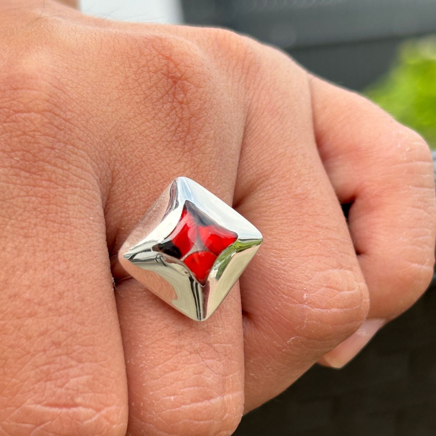  Bague Huayruro Facette portée en lumière naturelle