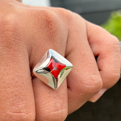  Bague Huayruro Facette portée en lumière naturelle