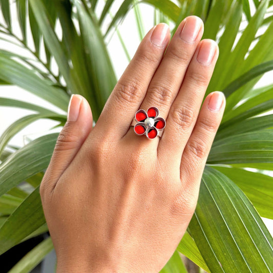 Bague Huayruro Fleur  portée au doigt