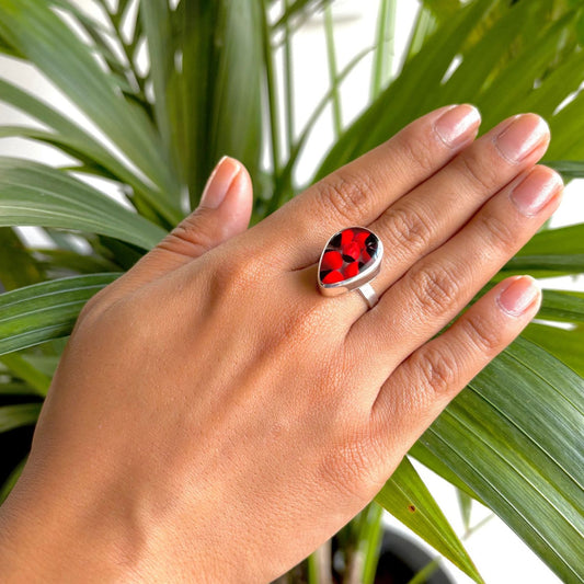 Bague Huayruro Goutte portée au doigt