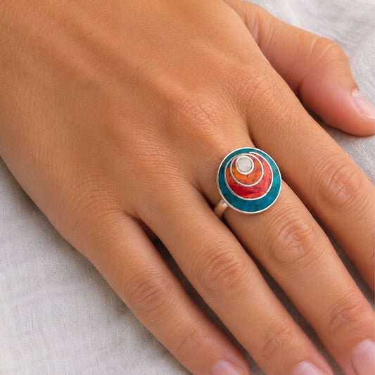 Bague Petit Spira ajustable en argent et matières naturelles portée à la main