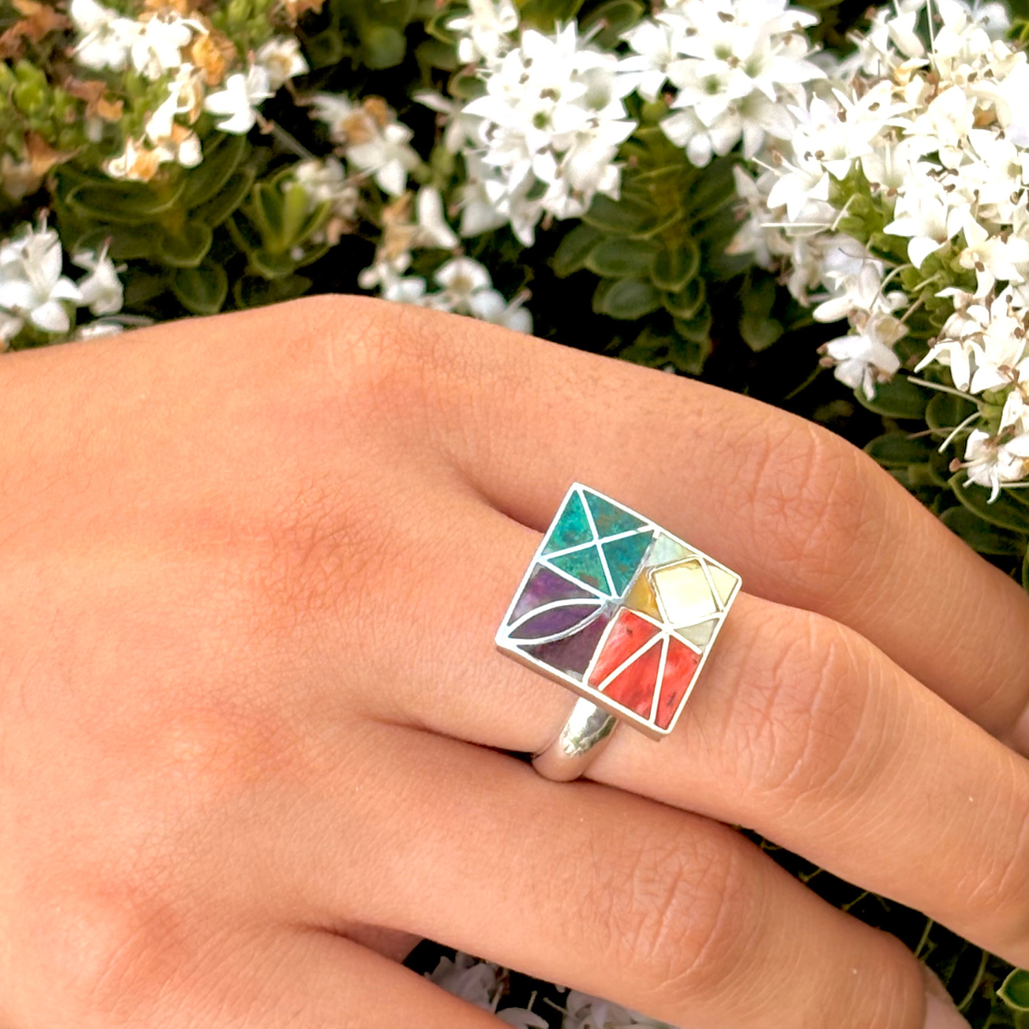  Bague graphique contemporaine portée à la main
