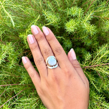 Bague Réversible en argent avec nacre portée à la main