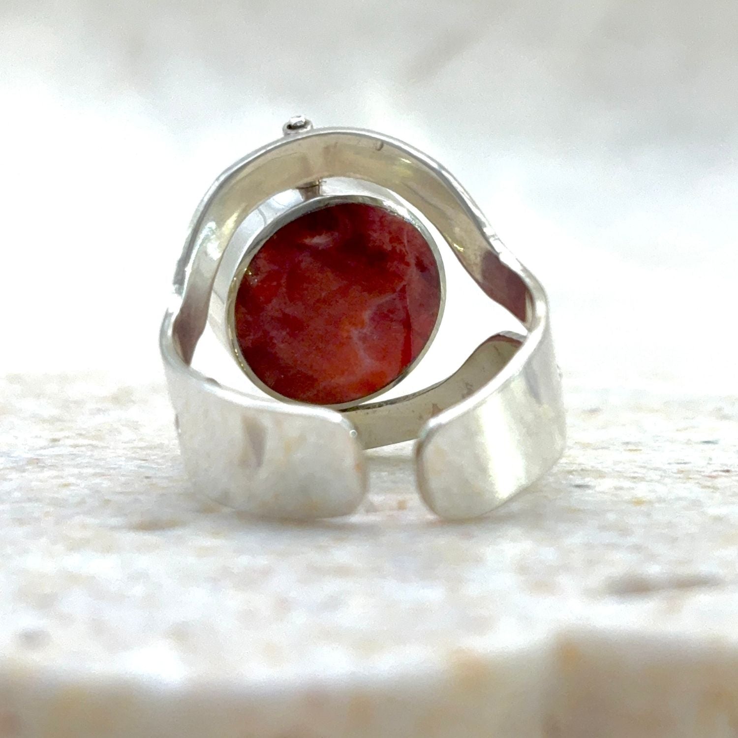 Bague Réversible ajustable en argent avec spondylus et nacre – vue arrière