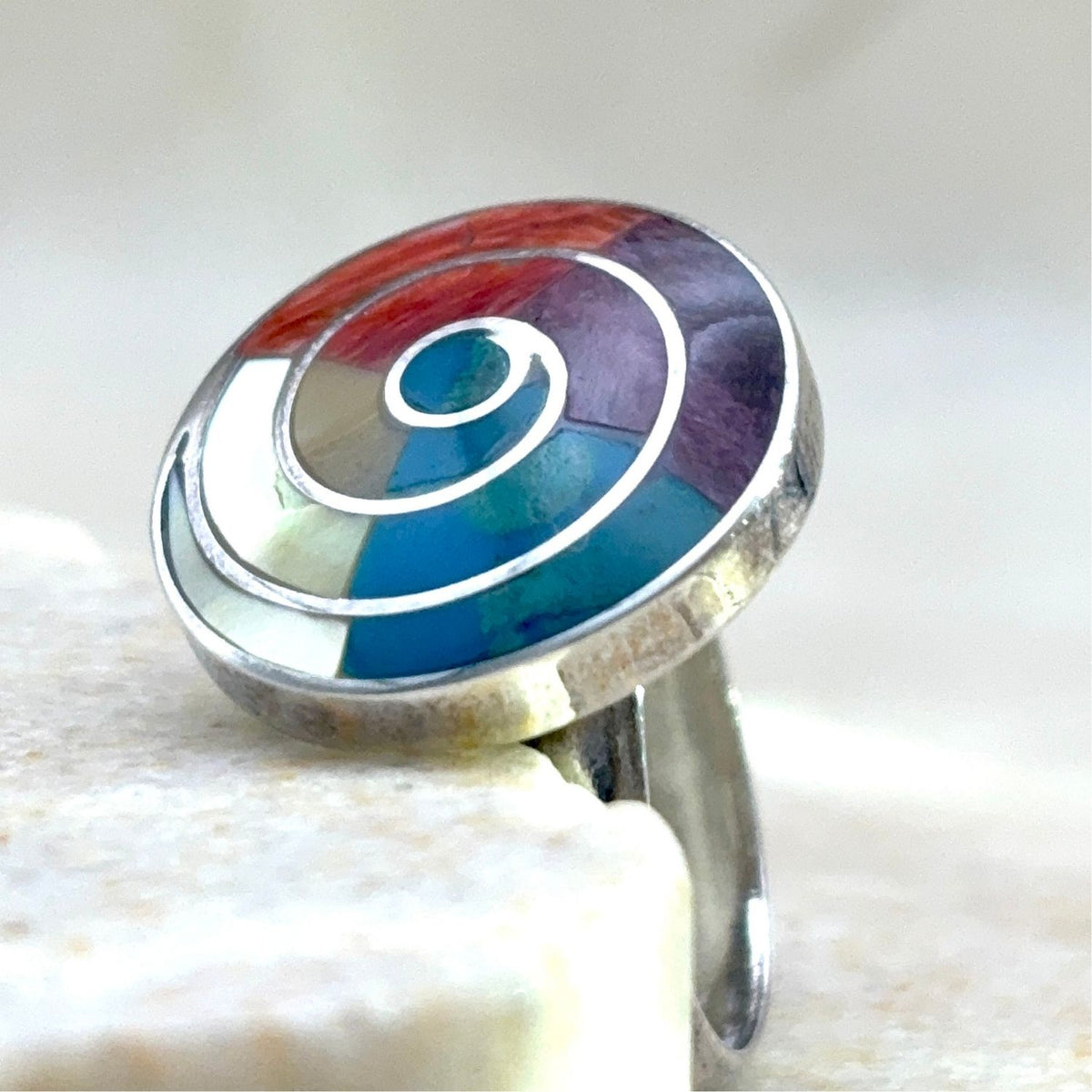 Détail de la Bague Spira en argent et matières naturelles