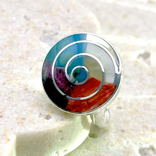 Bague Spira en argent avec chrysocolle, sodalite, nacre et spondylus dans un motif spirale