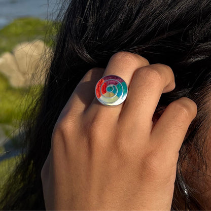 Bague Spira portée mettant en valeur son motif spirale et ses pierres naturelles multicolores